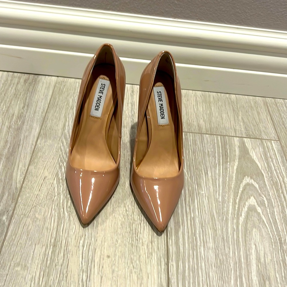 Pump shoes,pointy toe, patent by Steve Madden